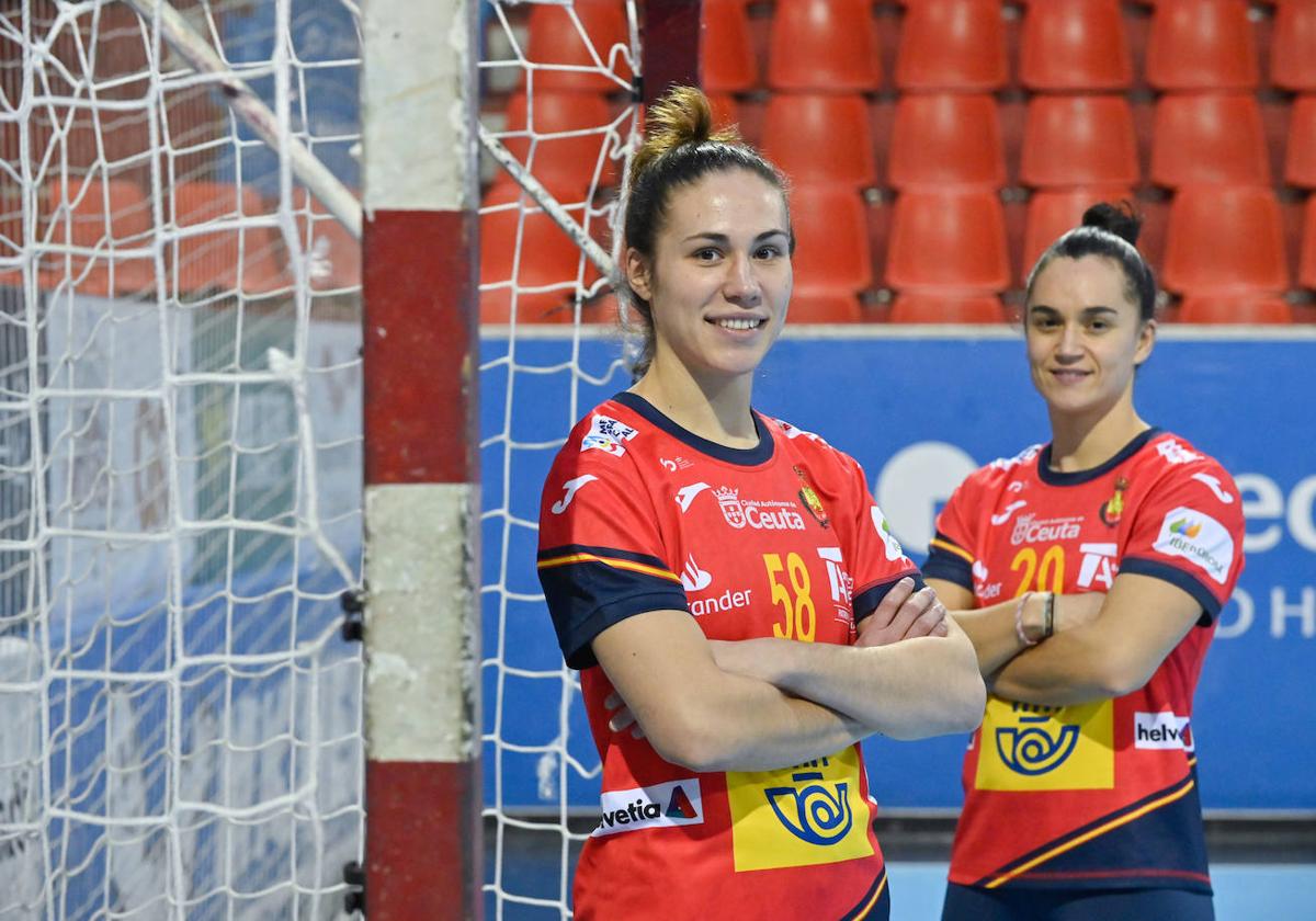 María O'Mullony y Amaia González de Garibay posan con la camiseta de las Guerreras.