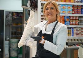 Esther Riolobos muestra un filete de bacalao en el Mercado del Val.