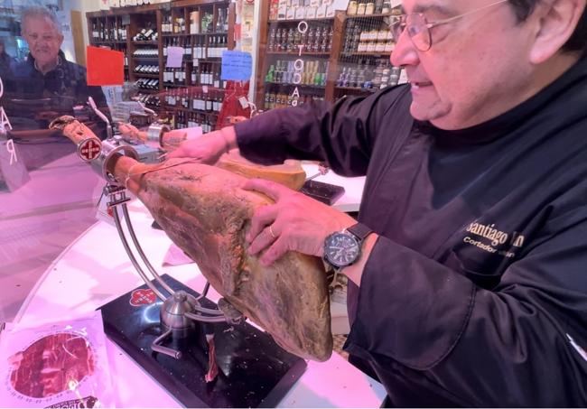 Santiago Valentín, de La Despensa de Caño Argales, corta una pieza de la tienda.