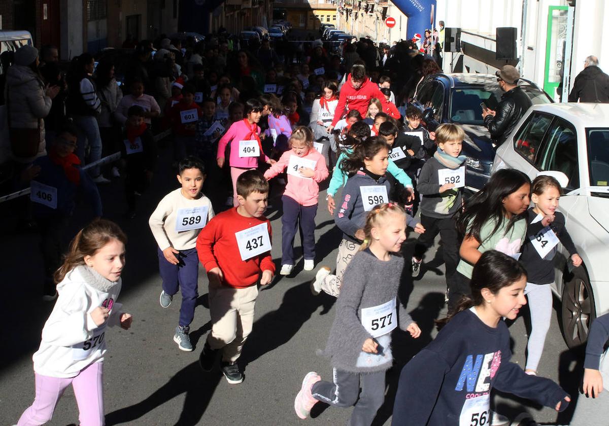 La carrera navideña del colegio Villalpando, en imágenes