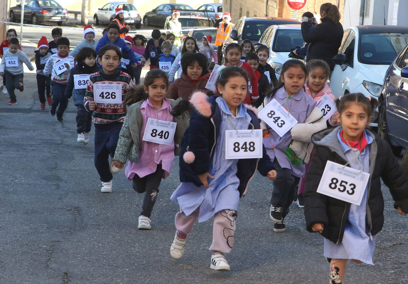 La carrera navideña del colegio Villalpando, en imágenes