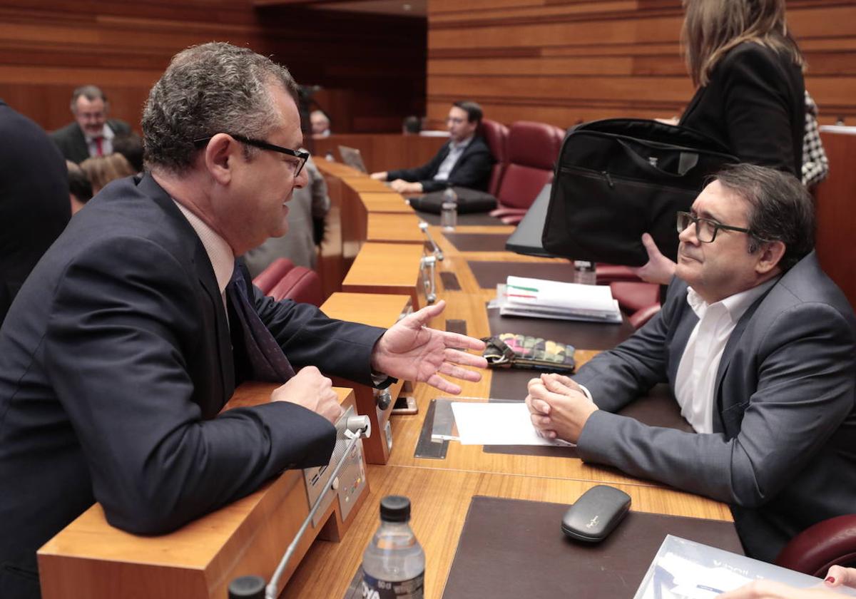 Gerardo Dueñas conversa con Juan Luis Cepa antes del inicio el pleno en las Cortes.