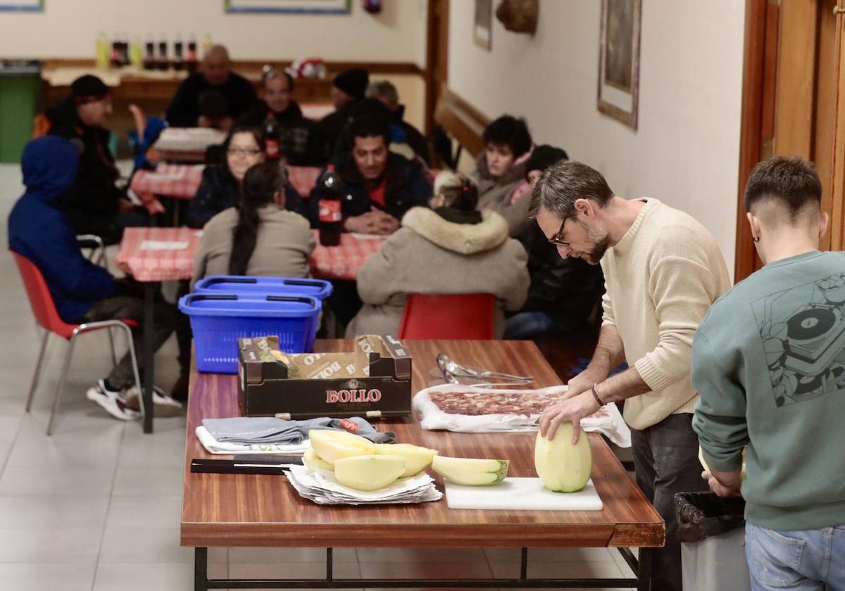 Miguel Ángel prepara la comida solidaria de Asalvo en La Milagrosa.