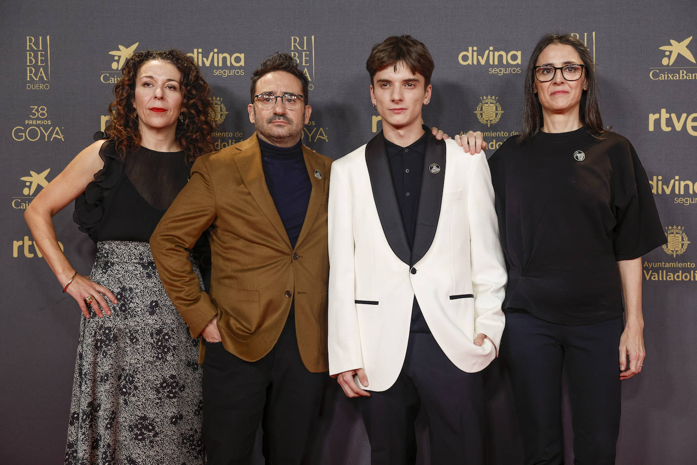 El director Juan Antonio Bayona (segundo desde la izquierda) posa junto al equipo productor de 'La sociedad de la nieve'.