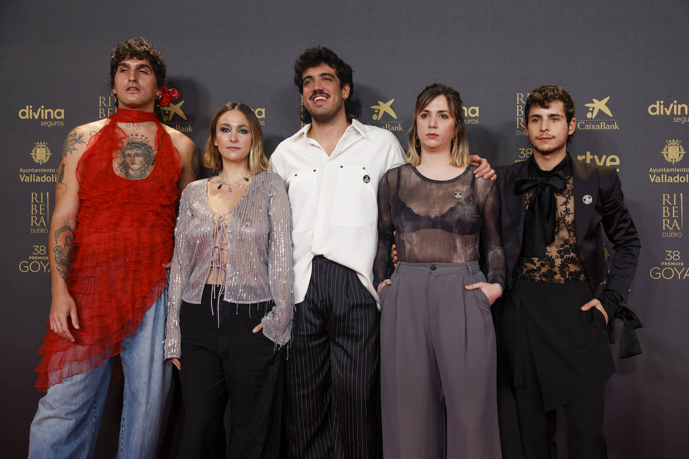 Miembros del reparto de la película 'Te estoy amando locamente' posan junto a su director, Alejandro Marín (centro).