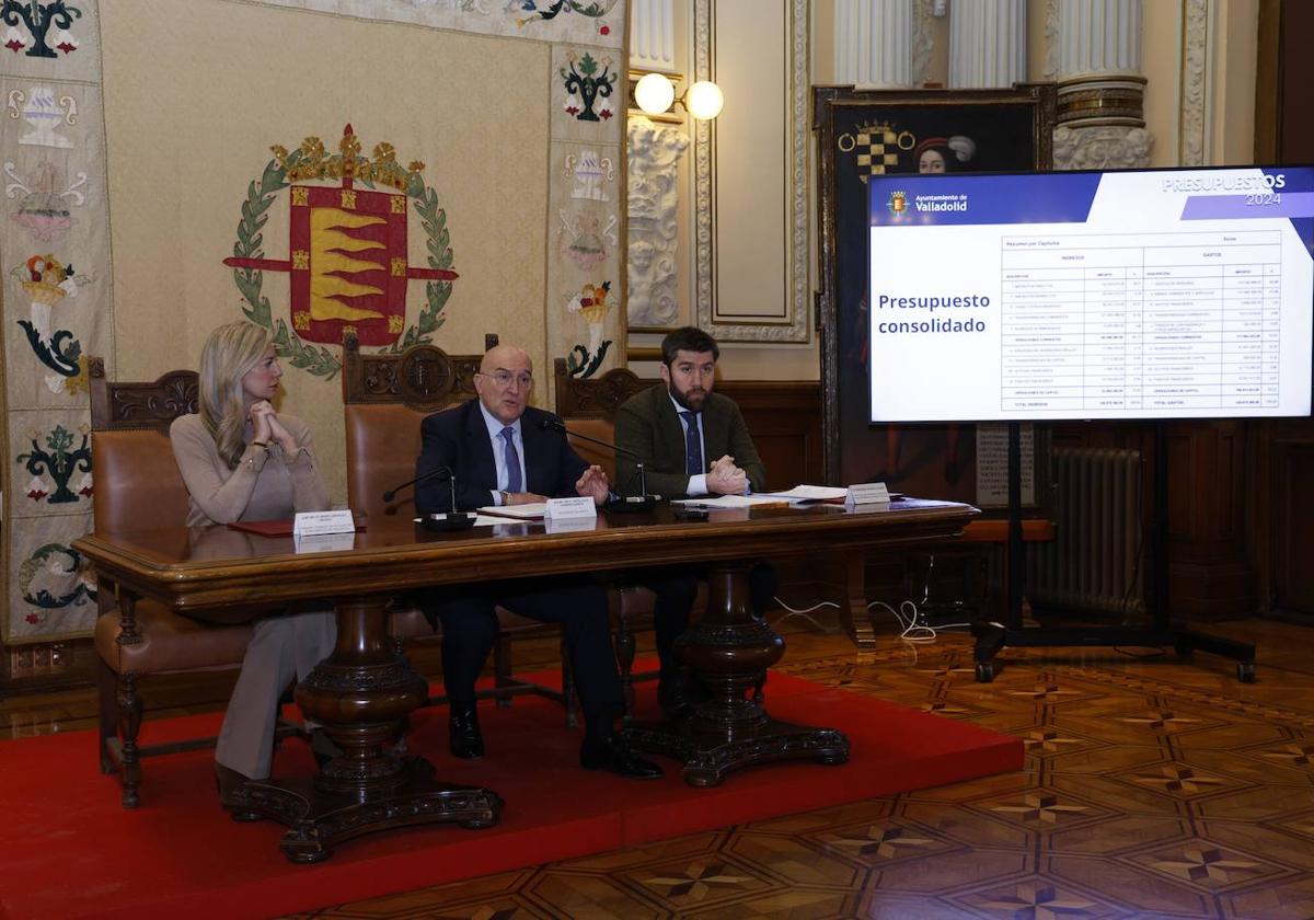 Jesús Julio Carnero, en el centro, junto al concejal de Hacienda, Francisco Blanco, y la teniente de alcalde, Irene Carvajal, en la presentación del presupuesto.