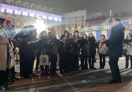 Actuación en la Plaza Mayor del Coro Joven.