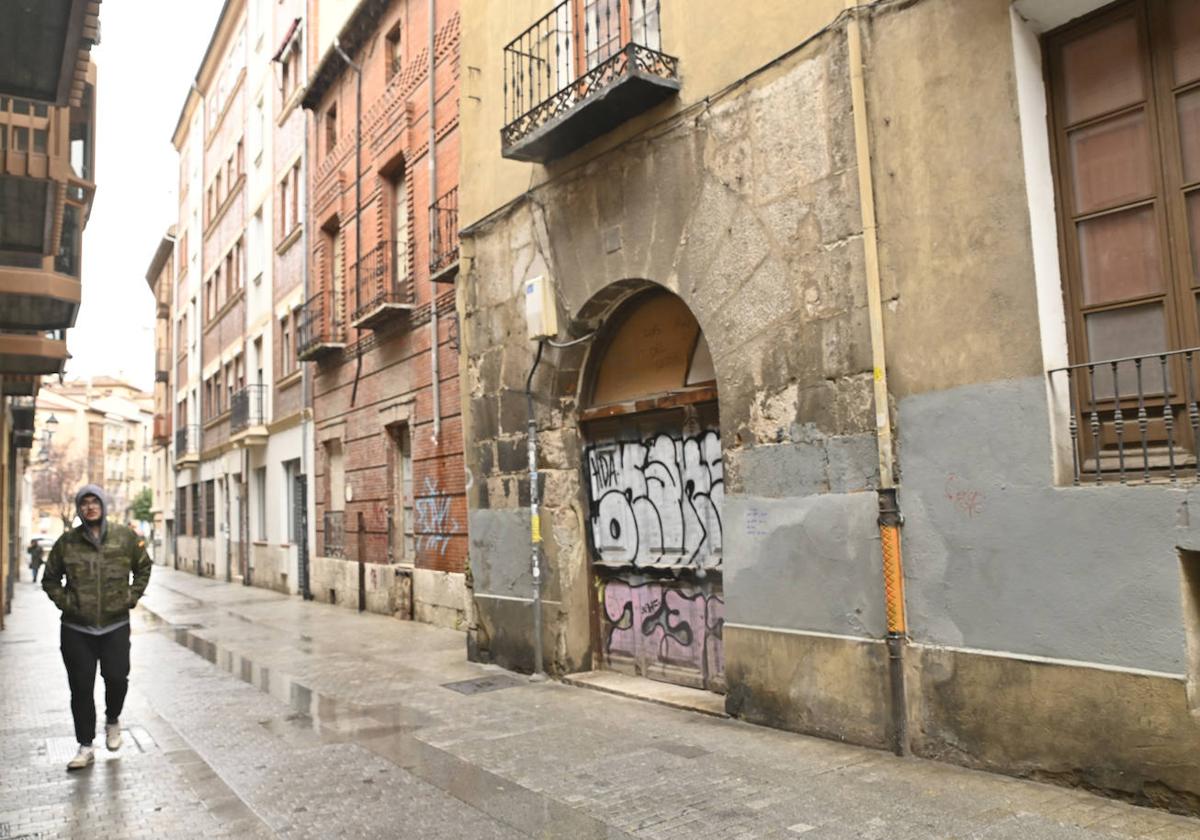 Edificio en la calle Juan Mambrilla que se rehabilitará para acoger once apartamentos turísticos