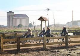 La alcaldesa, junto a los concejales de Urbanismo, Deportes e Impulso Económico prueban la nueva senda del 'tren burra'.