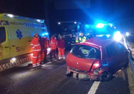 Servicios de emergencia, junto al coche que conducía Floryn.