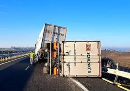 Vuelco de un camión articulado en la carretera A-231 esta mañana, entre León y Burgos.