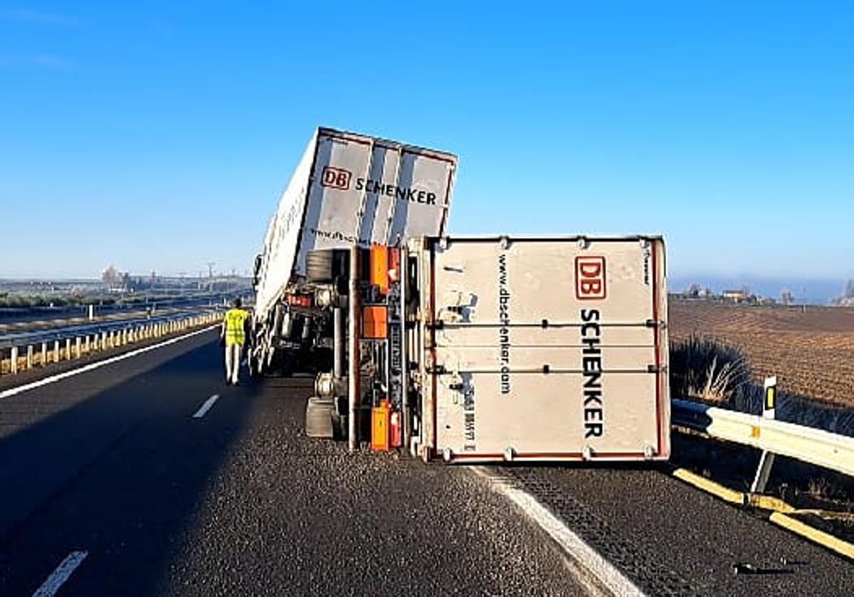 Vuelco de un camión articulado en la carretera A-231 esta mañana, entre León y Burgos.