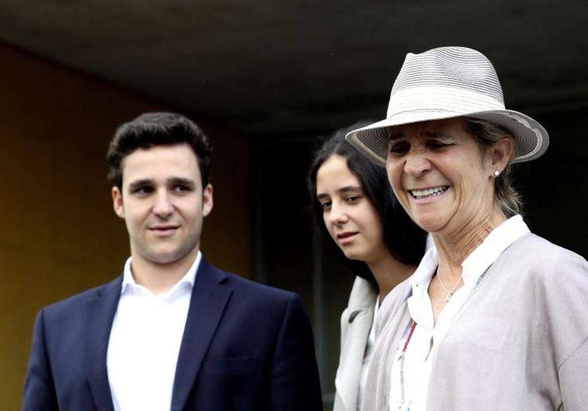 La reina Sofía junto a la infanta Elena junto a sus hijos Victoria Federica y Froilán.