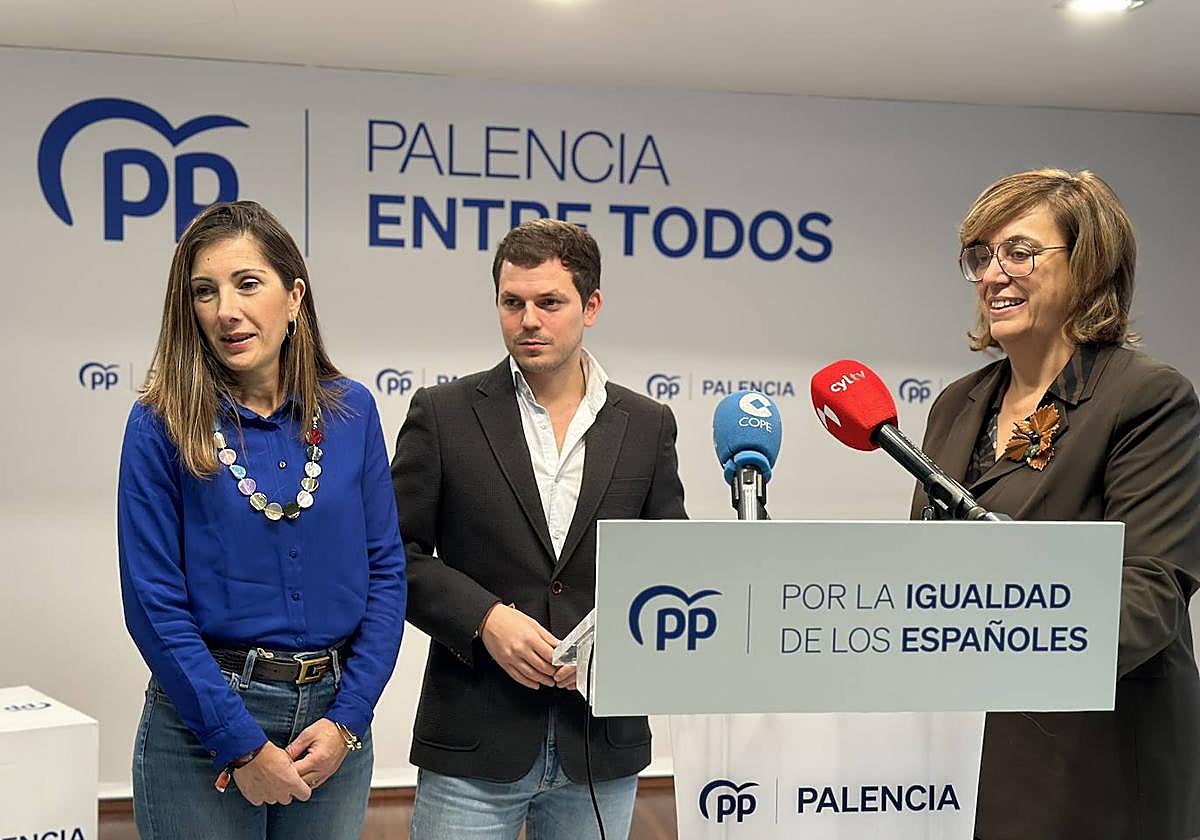 Los integrantes del grupo municipal del PP Raquel Martín, Víctor Torres y Ángeles Armisén.