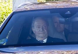 El Rey Juan Carlos sale de la terminal del aeropuerto de Barajas.