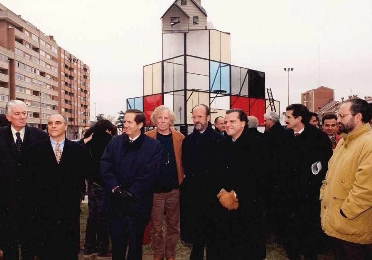 El artista Dennis Oppenheim junto al exalcalde León de la Riva, el expresidente de la Junta Juan José Lucas y otras autoridades.