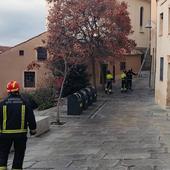 Los bomberos rescatan a una persona atrapada en su domicilio