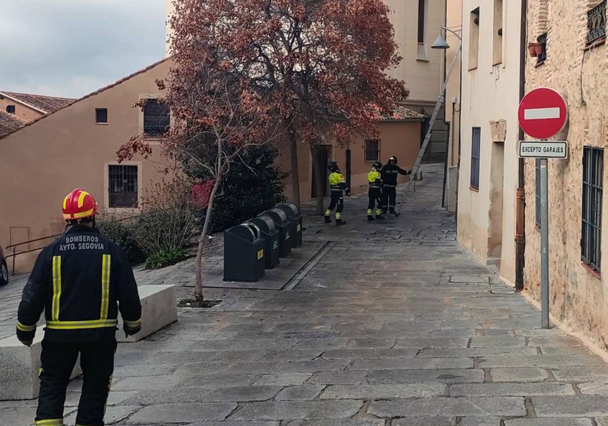 Los bomberos de Segovia, durante la intervención.