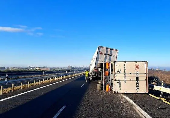 El vuelco de un camión ha obligado a cortar un carril de la autovía A-231, a la altura de San Mamés de Campos.