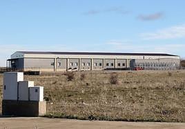 Una nave industrial en el polígono de Los Hitales de Bernuy de Porreros.