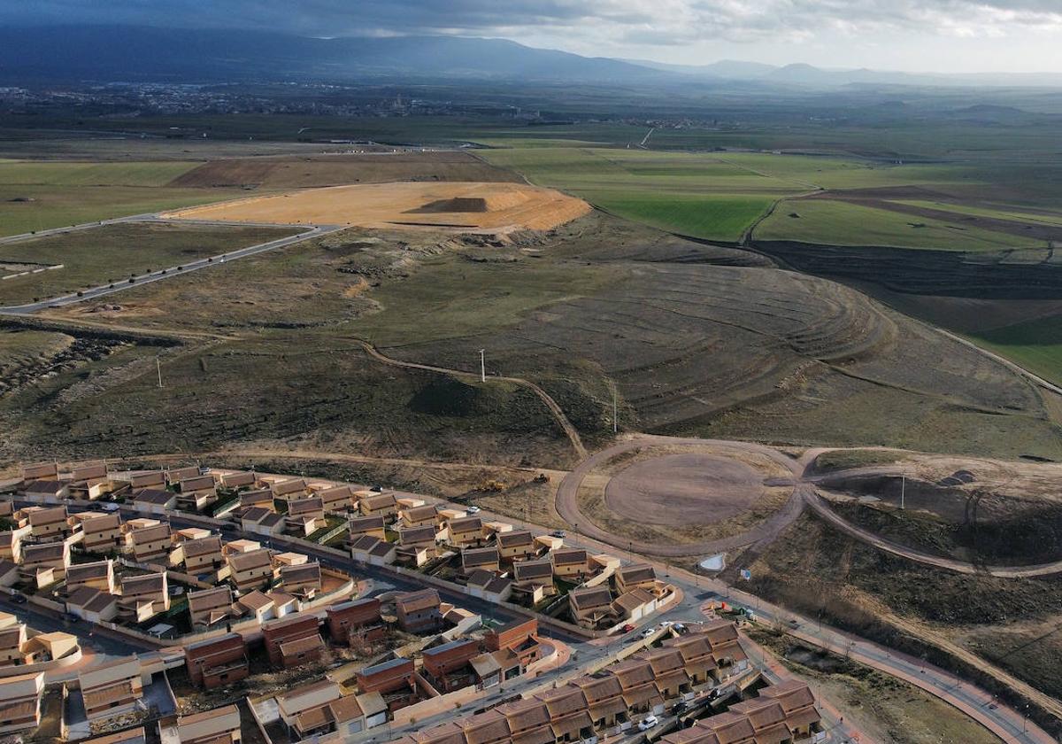 Vista aérea de los terrenos que acogerán la urbanización del polígono de Los Hitales en Bernuy de Porreros.