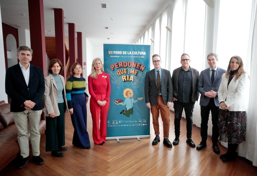 Joaquín Reyes y Óscar Blanco, a la derecha del cartel, Irene Carvajal, a la izquierda, y el resto de patrocinadores del Foro de la Cultura.