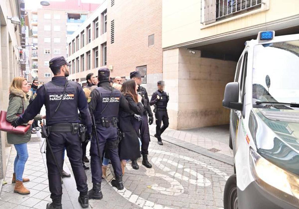 La Policía Nacional acordona la salida del furgón de la Guardia Civil con David Maroto en el interior, el pasado 22 de noviembre.