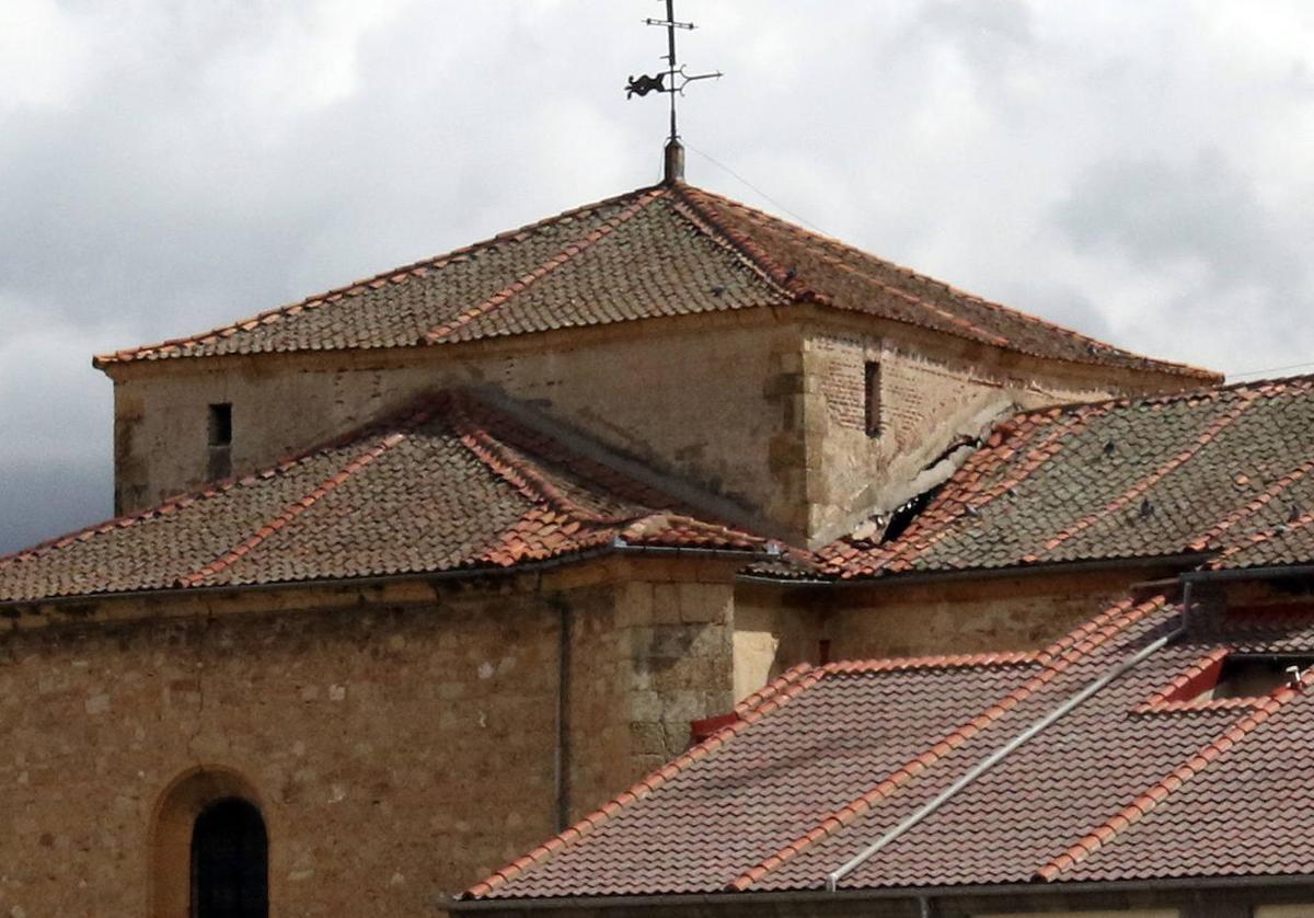 Tejados de la iglesia de San Miguel, en muy mal estado.