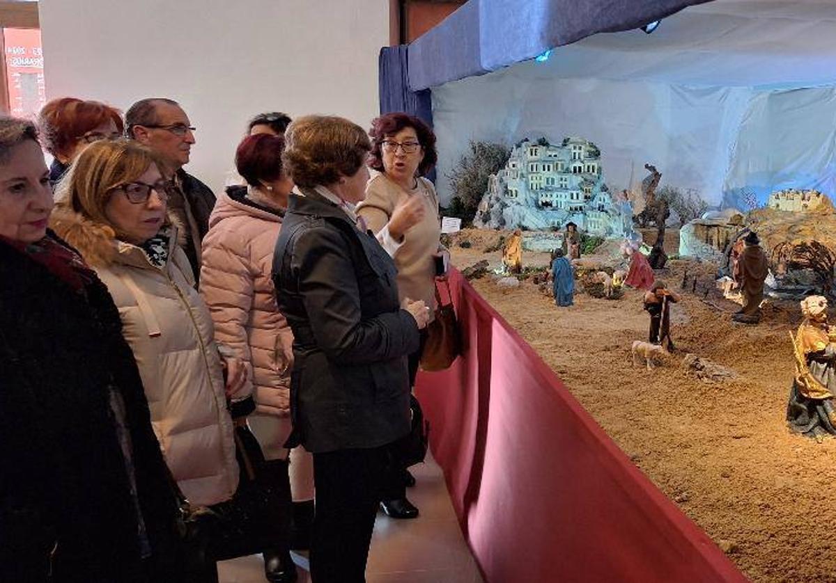 Visitantes que estos días han pasado por el Museo Temporal de Belenes de Medina de Rioseco.