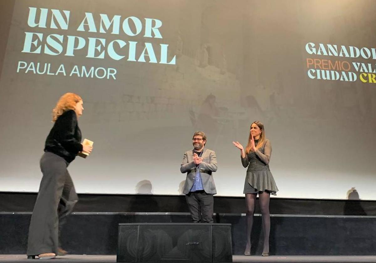 Paula Amor acude a recibir el premio.