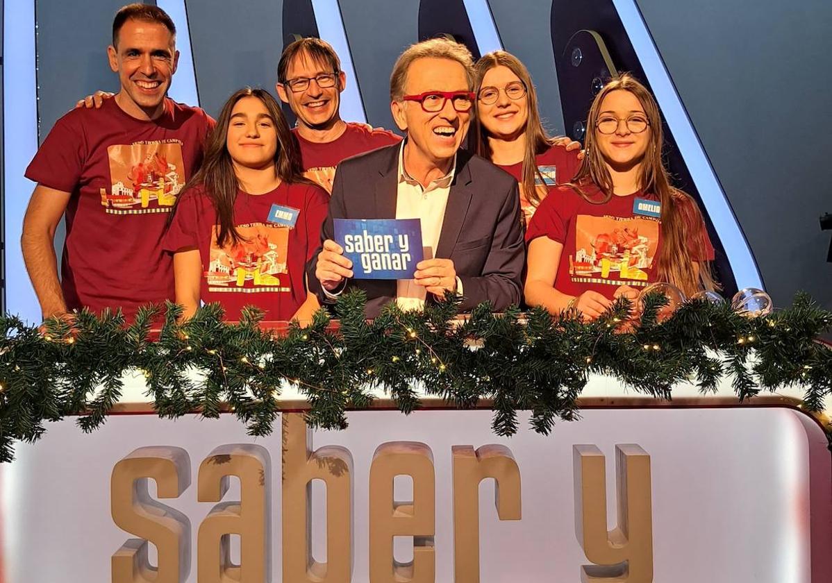 Eduardo, Emma, Goyo, Guiomar y Amelia, con Jordi Hurtado durante uno de los días de rodaje.