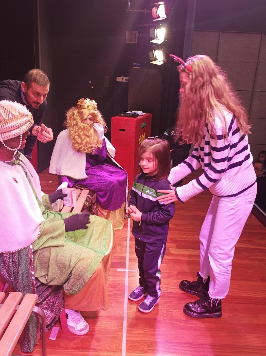 Los Reyes Magos visitan a los alumnos teresianos