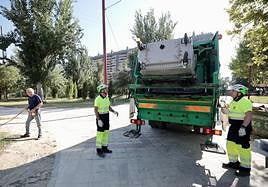 Recogida de basuras en el paseo de Las Moreras de Valladolid.