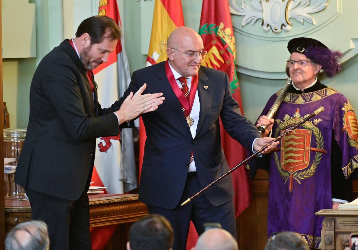 Jesús Julio Carnero recoge el bastón de mando de manos de Óscar Puente.