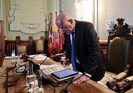 El alcalde de Valladolid, Jesús Julio Carnero, consulta su tableta antes de un Pleno.
