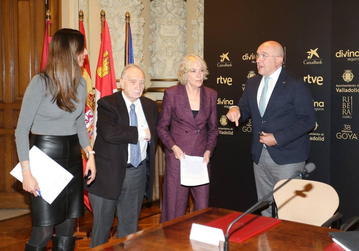 Jesús Julio Carnero y Blanca Jiménez, durante una reunión con los miembros de la Academia de Cine.