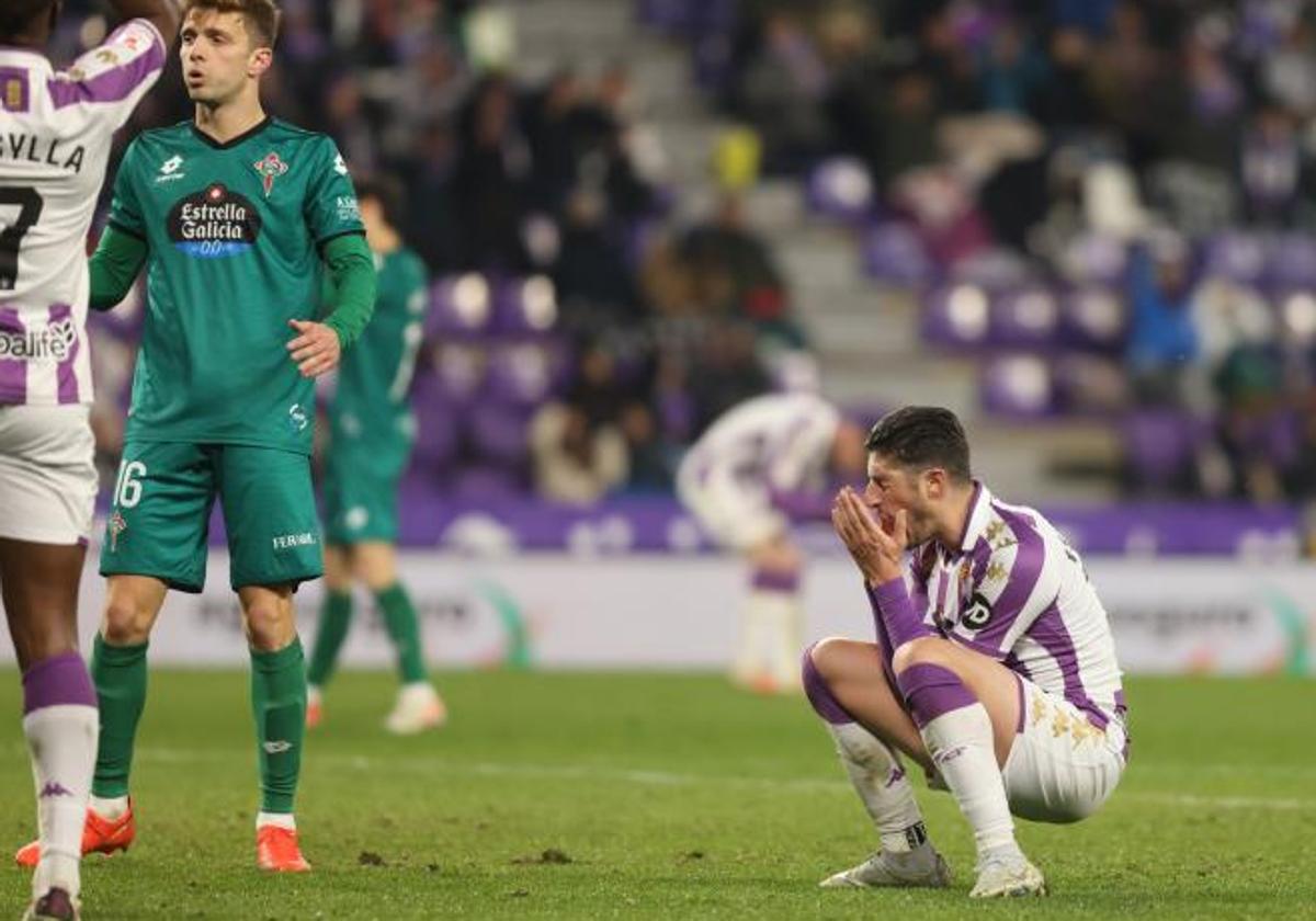 Escudero se lamenta tras una clara ocasión en el tramo final del partido.