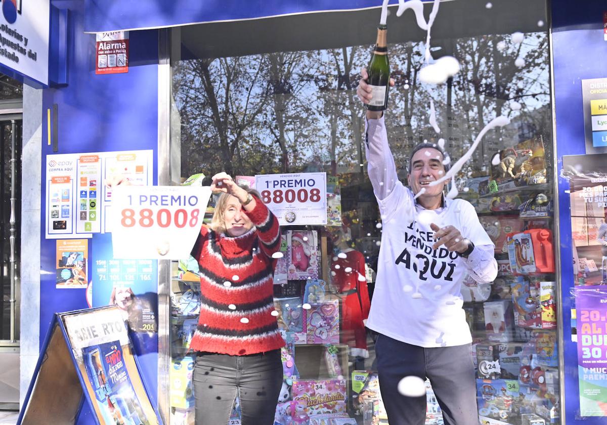 Felicidad en el punto de venta de la plaza de Vadillos, que ha vendido un décimo del Gordo.