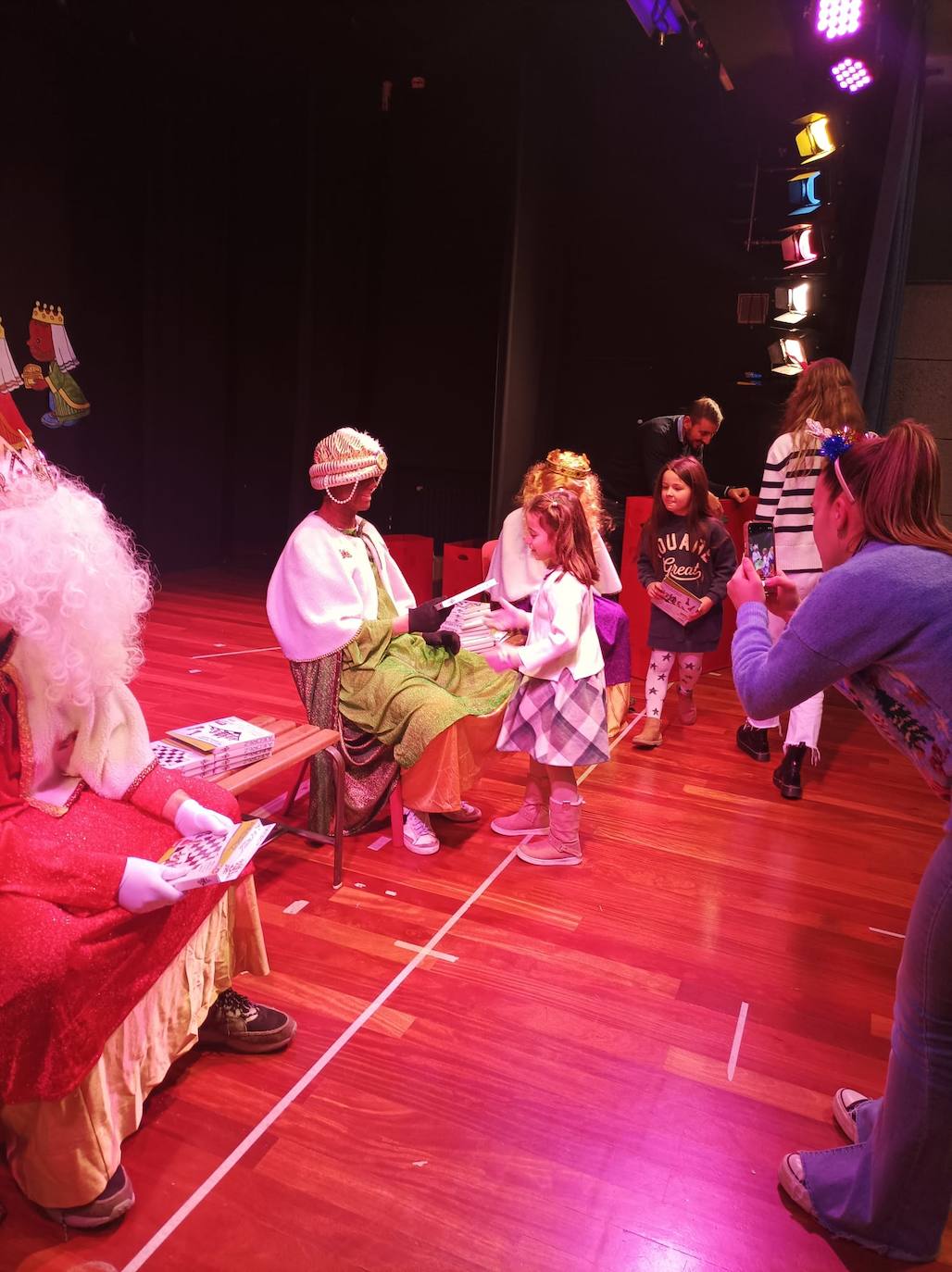 Los Reyes Magos visitan a los alumnos teresianos