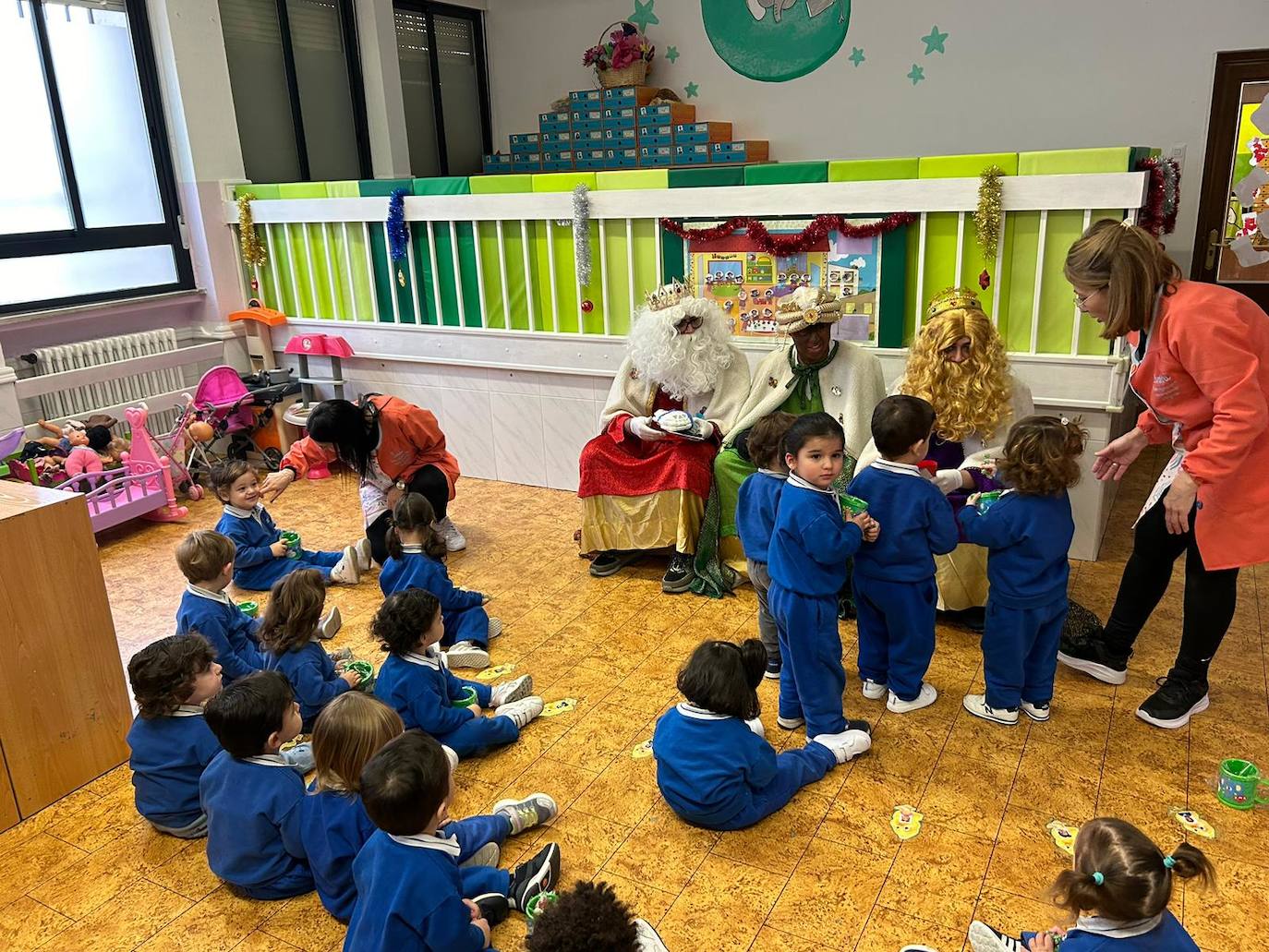 Los Reyes Magos visitan a los alumnos teresianos