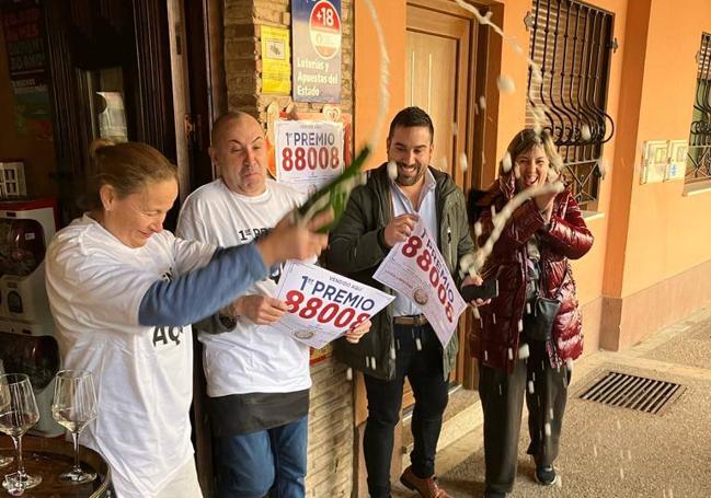 Miguel Ángel Ruiz, dueño del bar, celebra el premio con una clienta a la izquierda y con el alcalde de Becerril, Francisco Pérez, y la concejala Carmen Andrés, este viernes.