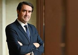 Juan Carlos Suárez-Quiñones, en el vestíbulo del hemiciclo de las Cortes, el miércoles. que fue jornada de pleno.