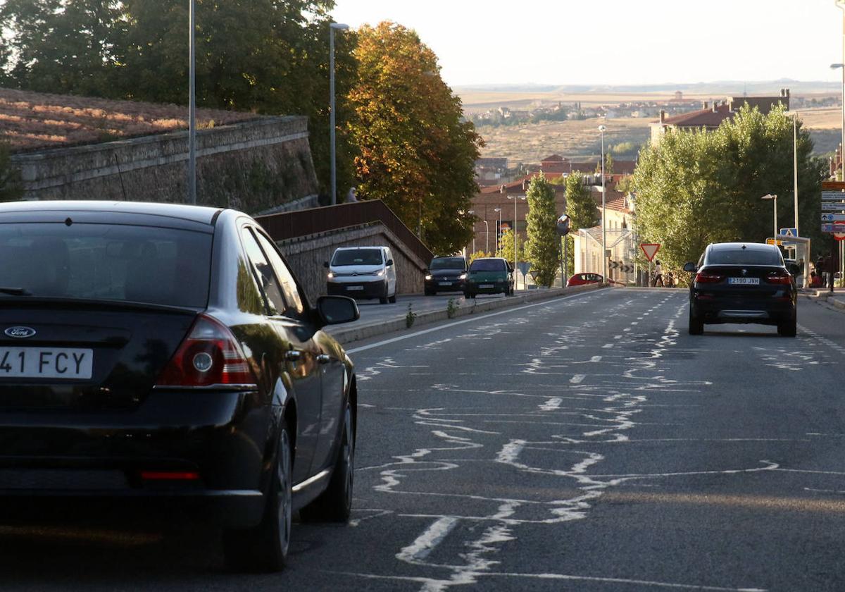 Vehículos circulan por la avenida Don Juan de Borbón y Battemberg, en Segovia capital.