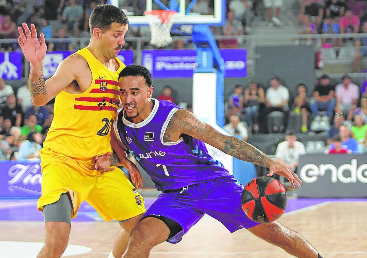 Brandon Brown, defendido por Laprovittola en el partido del Zunder Palencia ante el Barça en el Pabellón de Deportes de Palencia.