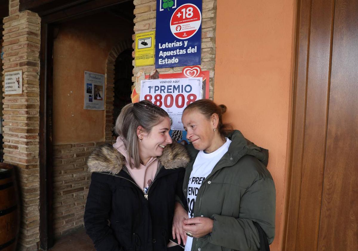 La ganadora del décimo del Gordo, Nerea Cuesta, a la izquierda, con Olga Iglesias, clienta del Bar La Behetría, este viernes en Becerril de Campos.