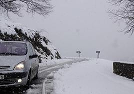 Un vehículo circula por la AS-254, en Caso, Asturias.