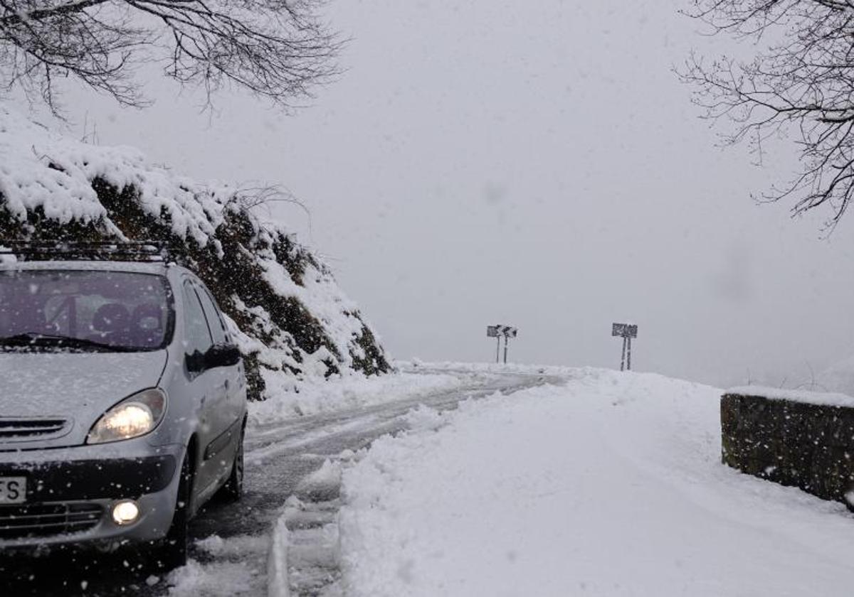 Un vehículo circula por la AS-254, en Caso, Asturias.