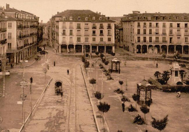 Vista de la Plaza Mayor tomada desde el edificio del Hotel Moderno a principios del siglo XX. Se observan las calles Pasión y Calixto Fernández de la Torre, al margen derecho la estatua del Conde Ansúrez.