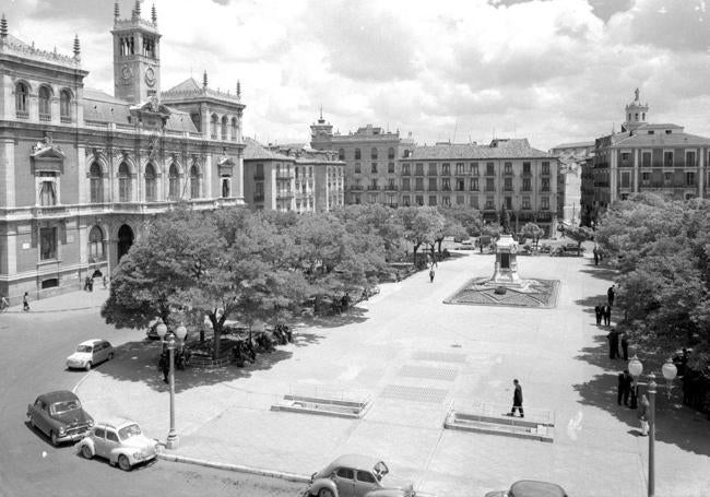 Vista de la plaza Mayor con frondosos árboles y tráfico rodado en los años sesenta.