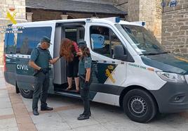 Momento de la detención de una mujer por su supuesta implicación en un asesinato en Zamora.